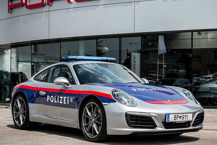 Cảnh sát giao thông Áo sử dụng chiếc siêu xe Porsche 911 tuần tra và truy đuổi người vi phạm trên đường. Xe được trang bị mọi tính năng cần thiết cho cảnh sát và sơn màu kết hợp xanh, đỏ và xám.