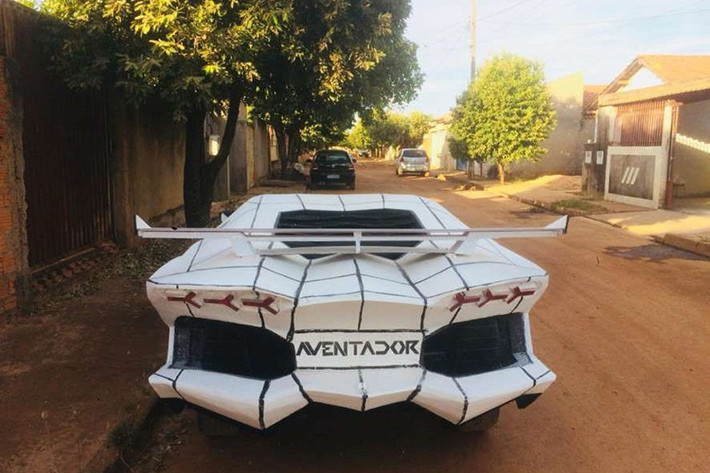Ở phía sau siêu xe Lamborghini Aventador hàng fake này, đèn hậu, bộ khuếch tán cỡ lớn, cánh gió có hình thức gần giống với hàng thật.