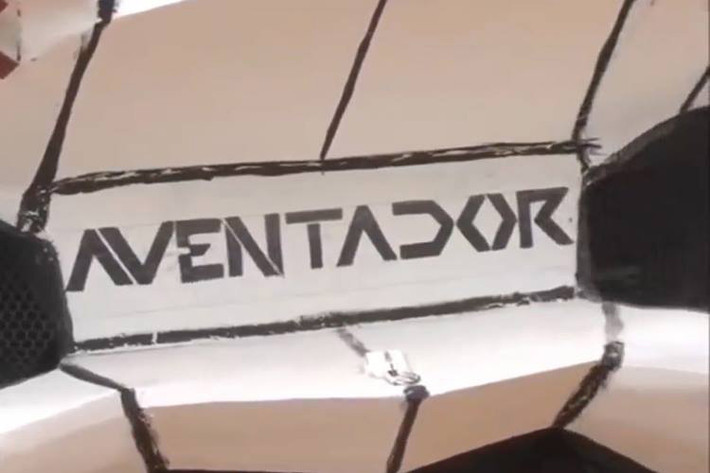 Không khác gì siêu xe thật, chiếc Aventador này cũng thiết kế một vị trí để biển xe. Dù nó là hàng "fake".