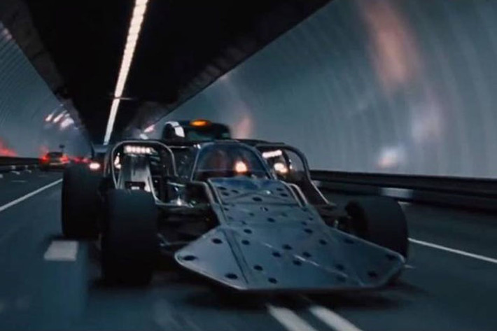 Siêu xe Ramp Car xuất hiện trong bom tấn “Fast & Furious 6”, và nó như một đứa con lai dữ tợn của F1 và “Mad Max”. Ấn tượng hơn cả, nó là một chiếc xe có thể hoạt động hoàn chỉnh chứ không phải chỉ để làm cảnh. Chưa biết được nó có được vận hành trơn tru như trong phim hay không, nhưng hệ dẫn động 4 bánh và động cơ V8 chắc chắn giúp biến nó trở thành một chiếc xe dã chiến mà ai cũng muốn chinh phục nó.