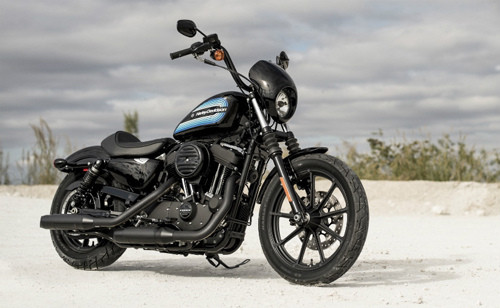 Theo hãng xe máy Harley-Davidson, đồ họa thùng chứa nhiên liệu sẽ phân biệt hai chiếc Sportster mới, kết hợp các sọc màu đậm với các yếu tố đồ họa phổ biến vào những năm 1970.