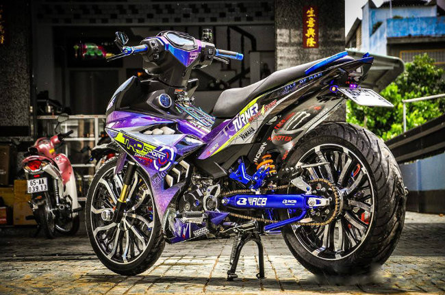 Nổi bật nhất là cặp bánh xe được độ dạng bánh xe hợp kim với các chấu mạ bóng loáng.