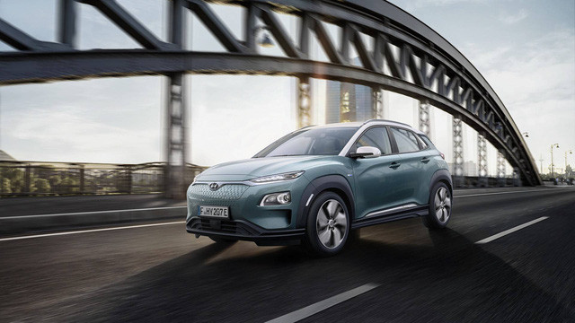 Hyundai Kona EV 2018 bản chạy điện là mẫu crossover nhỏ gọn đầu tiên này của Hyundai có thể đi 250 dặm (402 km) sau mỗi lần sạc đầy nhờ vào bộ pin lithium-ion 64 kWh, nhiều hơn 12 dặm so với chiếc Chevrolet Bolt EV, 30 dặm so với chiếc Tesla 3 tiêu chuẩn, và nhiều hơn đến... 99 dặm nếu so với chiếc Nissan Leaf.