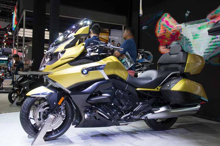 Mẫu xe môtô BMW K1600 Grand America 2018 gồm hai tùy chọn màu là màu đen và màu vàng vừa chính thức ra mắt tại triển lãm Bangkok 2018 với giá khởi điểm 1,695 triệu Baht (khoảng 1,25 tỷ)