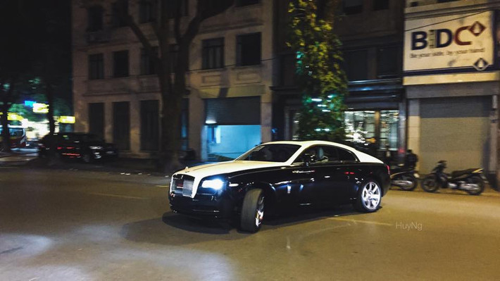 Chiếc siêu xe sang Rolls-Royce Wraith mới mang ngoại thất đen trắng lạ mắt lăn bánh trên đường phố Hà Nội thu hút sự chú ý của hầu hết người đi đường.