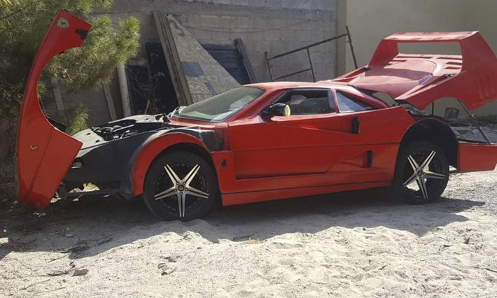 Theo tìm hiểu, siêu xe Ferrari F40 nhái này thực chất được "mông má" lại từ chiếc Nissan Sentra 1990, được rao bán trên trang Craigslist với mức giá 5.800 USD (khoảng 135 triệu).