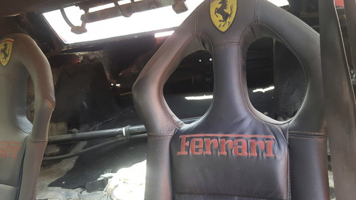 Chủ nhân chiếc xe còn rất kỳ công gắn thêm các dòng chữ Ferrari lên một số chi tiết trong xe.