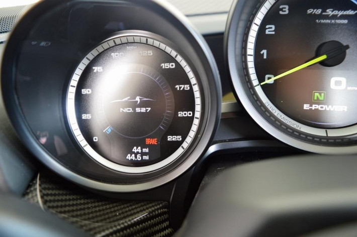 Đồng hồ công tơ mét cho biết xe chỉ mới lăn bánh được 72km.