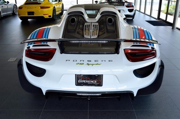 Được biết, chiếc Porsche 918 Spyder cũ này đang rao bán được trang bị gói tùy chọn Weissach Package nên chỉ mất 2,6 giây để tăng tốc từ vị trí xuất phát lên 100 km/h, thêm 3,6 giây nữa để siêu xe triệu đô tăng tốc lên 200 km/h.