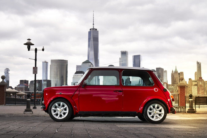 Với ngoại hình xe nhỏ nhắn, Classic Mini Electric sở hữu động cơ điện 38 mã lực kết nối với cùng hộp số tương tự những mẫu xe thông thường. Động cơ được gắn với bộ pin lithium-iron phosphate được lắp phía sau ghế phía trước.