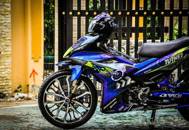 Chiếc xe thu hút ánh nhìn của bất kỳ ai bởi tất cả các chi tiết trên xe đều được trau chuốt, đánh bóng nhìn rất cao cấp, chất chơi.
