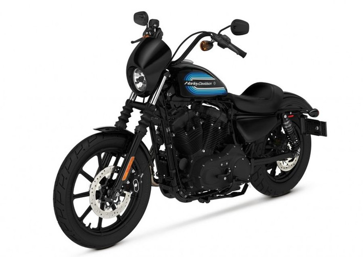 Iron 1200 mới sử dụng động cơ V-twin được sơn đen hoàn toàn, tương phản với các vỏ bọc và ống mạ crôm.