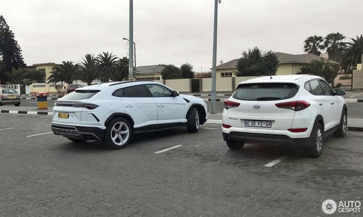 Một chiếc Laboghini Urus màu trắng tinh tế.