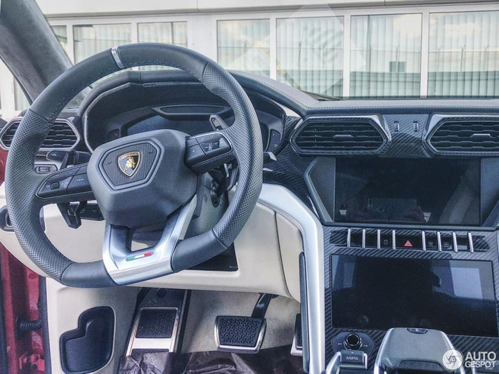 Lamborghini có tùy chọn cấu hình 4 chỗ ngồi với hàng thứ 2 dạng 2 ghế độc lập. Nội thất xe có phần hiền hoà hơn ngoại hình. Trên xe có nhiều công nghệ hiện đại phục vụ giải trí như màn hình kỹ thuật số thay cho đồng hồ truyền thống, 2 màn hình cảm ứng lớn trung tâm quản lý các chức năng như media, định vị dẫn đường, điện thoại, thông tin tình trạng xe, điều khiển điều hòa không khí và sưởi ghế ngồi.