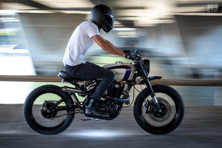 Đèn pha là của JVB Moto đã được tăng thêm số bóng LED và tích hợp cả xi nhan trước.