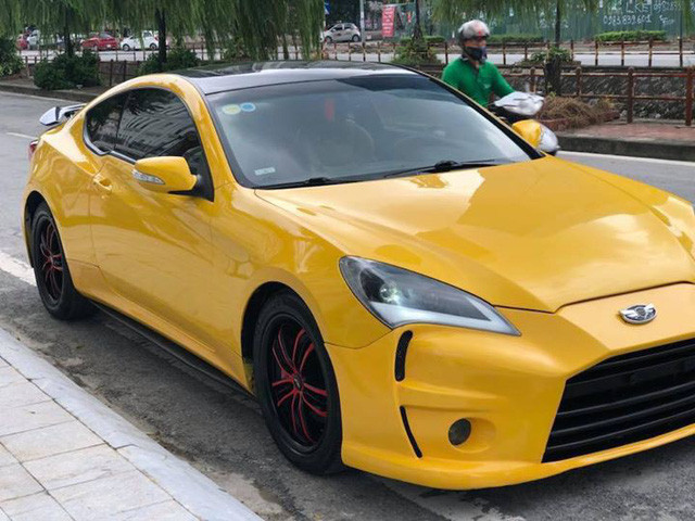 Mới đây một chiếc xe Hyundai Genesis độ bodykit theo phong cách Aston Martin sang chảnh được chủ nhân rao bán tại Hà Nội với mức giá giá khá bèo, chỉ khoảng 590 triệu đồng.