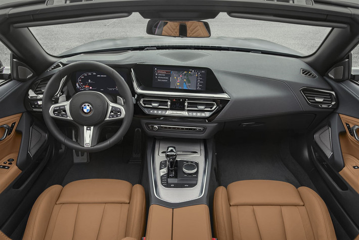 Nội thất xe sang trọng hiện đại với nhiều trang bị mới nổi bật như khoang lái thông minh BMW Live Cockpit Professional. Màn hình hiển thị trên kính chắn gió HUD là tính năng tiêu chuẩn cho mẫu xe mui trần.