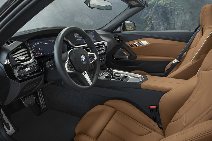 Khoang lái thông minh BMW Live Cockpit Professional bao gồm bảng đồng hồ thông minh 12,3 inch và màn hình trung tâm 10,25 inch.
