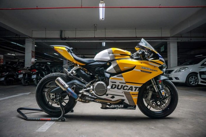 Chiếc môtô Ducati Panigale 899 được một chủ nhân ở Sài Gòn đầu tư độ nhẹ ngoại hình theo style Moto GP 2018 và thay mới nhiều phụ tùng hàng hiệu đắt tiền khiến nhiều người yêu xe mê mẩn.