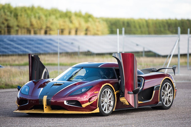 Agera RS được trang bị động cơ turbo V8 5,0 lít cho công suất lên tới 1.380 mã lực và mô-men xoắn cực đại 1.011 lb-ft, khung xe được làm bằng cabon sợi. Xe được trang bị hộp số 7 cấp với lẫy chuyển số thông minh trên vô-lăng.