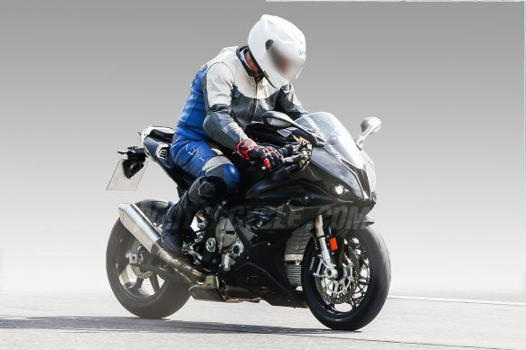 Cách phối màu cực kỳ thể thao dành cho mẫu sport-bike hàng đầu của hãng xe Đức.