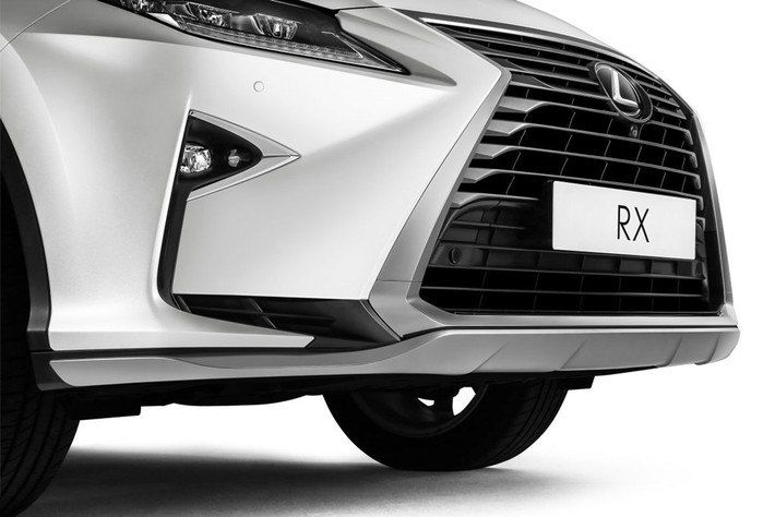 Xe sở hữu thiết kế năng động và mạnh mẽ hơn nhiều. Các phụ kiện bổ sung đáng chú ý khác gồm đèn chào khi mở cửa (với logo Lexus chiếu xuống mặt đất)...