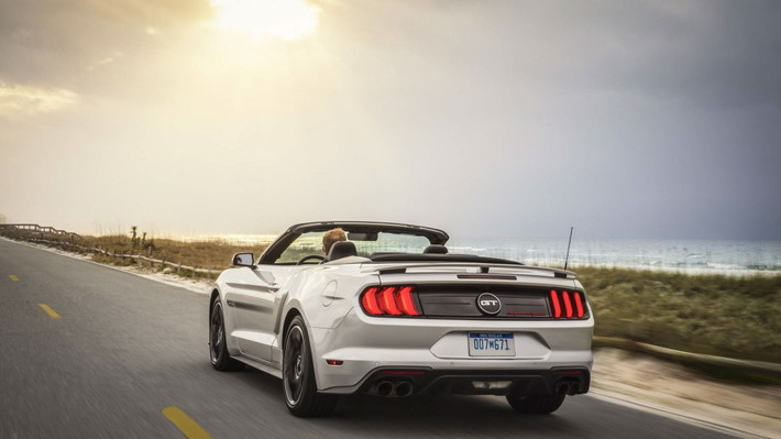 Ford Mustang California Special 2019 được trang bị tính năng công nghệ dồn số gấp (rev-matching) dành cho Mustang GT và cỗ máy hút khí tự nhiên V8 5.0 lít sản sinh công suất 460 mã lực và 570Nm mô-men xoắn cực đại