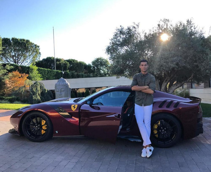 Danh thủ đình đám Cristiano Ronaldo được biết đến là một tay sưu tập xe “khét tiếng” khi sở hữu hơn 20 chiếc xe với giá trị lên đến hơn 7 triệu đô-la. Siêu xe Ferrari F12tdf là chiếc thứ 2 Cristiano Ronaldo tậu trong năm 2017 khiến nhiều người phải ghen tỵ.