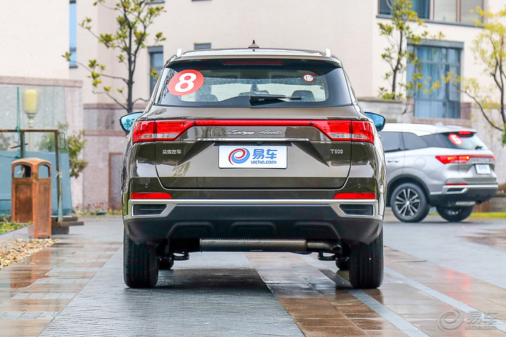 Đuôi xe của Zotye T500 bị đánh giá là khá rối mắt với cụm đèn hậu nối liền với nhau. Trên cản va sau còn có chi tiết mạ crôm khiến nhiều người liên tưởng đến miệng ống xả.