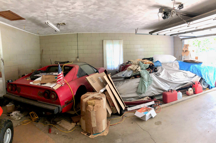 Sở dĩ vậy bởi chiếc Lamborghini Countach bỏ xó hơn 20 năm này thuộc dạng hàng hiếm, là một trong số 321 chiếc được sản xuất giới hạn.
