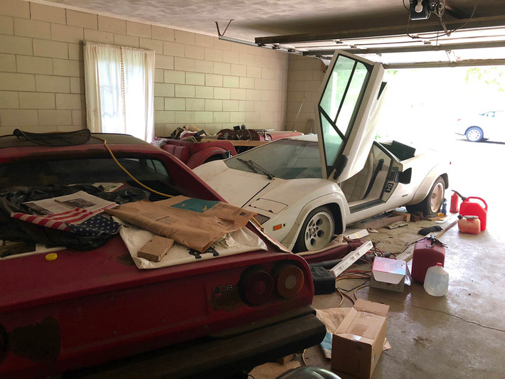 Theo chia sẻ của chàng trai, trong nhà kho của ông nội anh ngoài chiếc siêu xe Lamborghini Countach còn có nhiều siêu xe bỏ xó khác bao gồm cả chiếc Ferrari 308...
