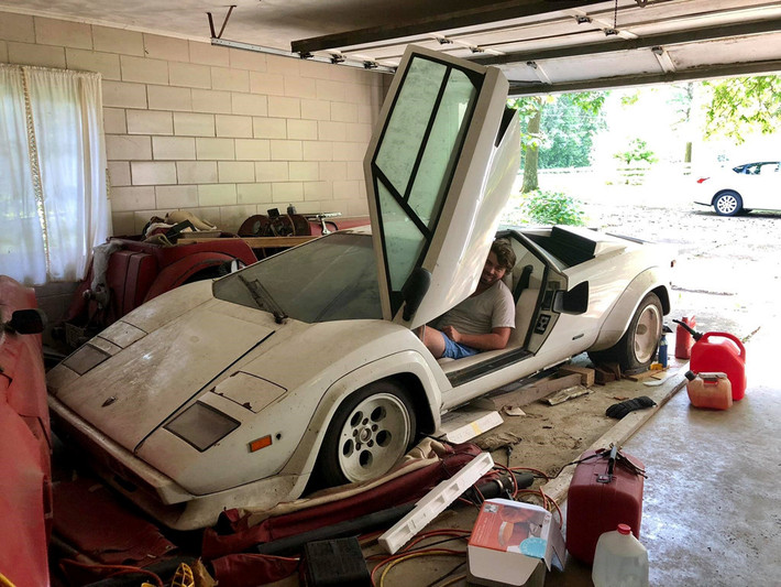 Siêu xe Lamborghini Countach ddời 1981 này sở hữu ngoại thất màu trắng sang trọng. Tuy nhiên, chiếc xe dường như đã cũ và có nhiều bộ phận bị tróc sơn.