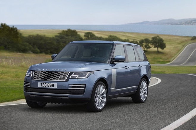 Mẫu xe hạng sang Range Rover SVAutobiography có giá bán xấp xỉ Rolls-Royce Ghost. Xe đảm bảo tính linh hoạt với hệ thống off-road, đáp ứng mọi địa hình. Cốp sau rộng với sàn gỗ giúp việc chứa đồ dễ dàng hơn. Hàng ghế sau cùng có thể gấp lại để tăng diện tích chứa.