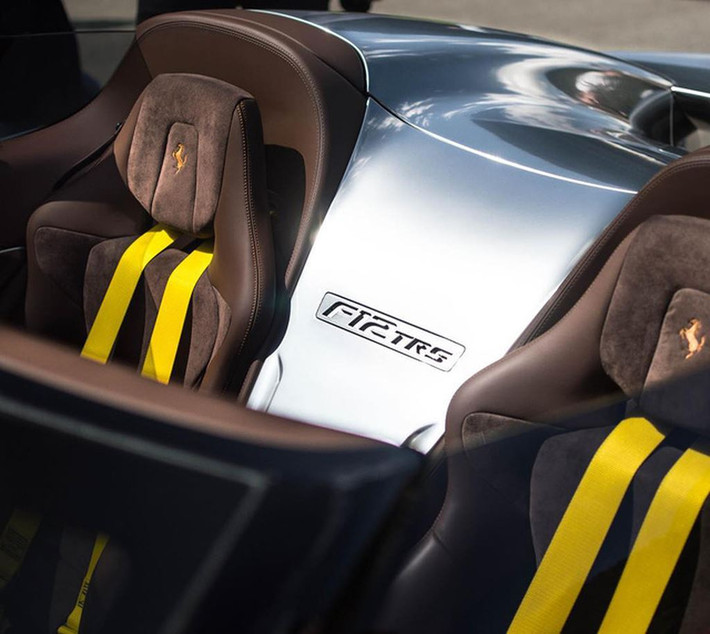 Ca-bin Ferrari F12 TRS được thiết kế theo phong cách tối giản. Ferrari đã giảm bớt số lượng nút bấm và núm vặn chỉnh hệ thống âm thanh. Số tiền mà đại gia bí ẩn đã chi ra để sở hữu chiếc F12 TRS Liquid Silver này được dự đoán từ 3 -3,4 triệu USD.