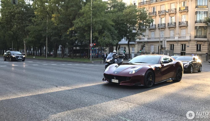 Chiếc Ferrari F12tdf của Ronaldo sở hữu màu sơn ngoại thất đỏ Bordeaux, đây là một trong những màu sơn khá hiếm gặp của hãng siêu xe Ferrari và có giá lên đến 340.000 bảng Anh.