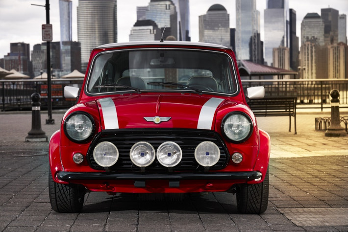 Mẫu xe Classic Mini Electric sở hữu đường nét thiết kế vừa hoài cổ vừa hiện đại thu hút sự chú ý của công chúng yêu xe, thân xe được sơn màu đỏ với mui xe màu trắng tương phản rất nổi bật.