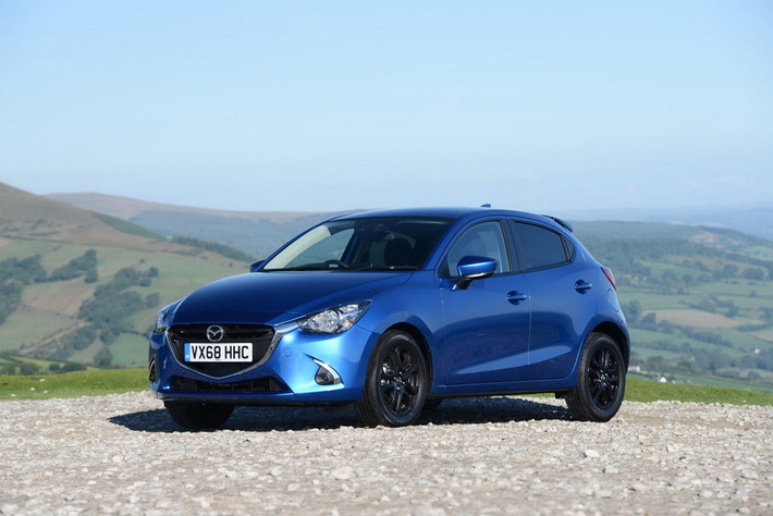 Mazda 2 Black + Edition được trang bị động cơ xăng SkyActiv-G 1.5L có công suất 90 mã lực. Mẫu xe này gây chú ý bởi thiết kế cánh lướt gió, mái màu đen và bánh xe hợp kim phủ nước sơn màu đen bóng.