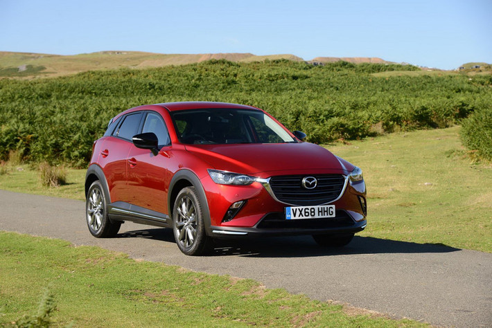 Theo đó, mẫu xe Mazda CX-3 Black + Edition có thiết kế được phát triển từ bản SE-L Nav+. Tuy nhiên so với bản SE-L Nav+ thì Mazda CX3 Black+ Ediction có sự khác biệt rõ rệt thể hiện ở gương chiếu hậu màu đen, cánh lướt gió phía sau và bánh xe hợp kim màu bạc kích thước 18 inch.