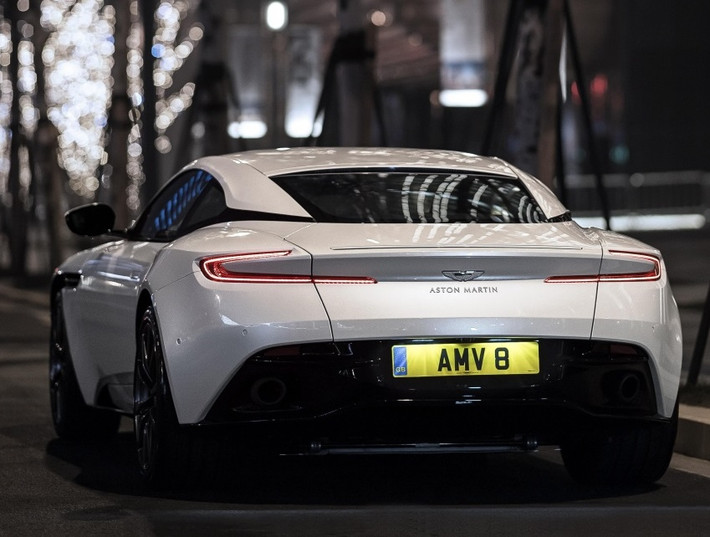 Aston Martin DB11 phiên bản V8 được trang bị khối động cơ tăng áp kép 4.0 lít được cung cấp bởi Mercedes-AMG, đối tác kỹ thuật của Aston Martin.