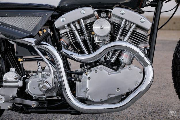 Chiếc xe môtô Harley-Davidson độ này được trang bị hộp số 4 cấp. Điểm nhấn của động cơ là hệ thống ống xả hai-trong-một hoàn hảo. Máy lọc không khí gọn gàng cũng được làm thủ công, và nếu nhìn gần thì sẽ thấy các phụ kiện bằng đồng xung quanh động cơ.