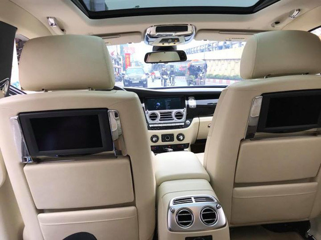 Đặc biệt, xe còn trang bị thêm màn hình giải trí và bàn làm việc gắn tại tựa lưng hàng ghế trước.
