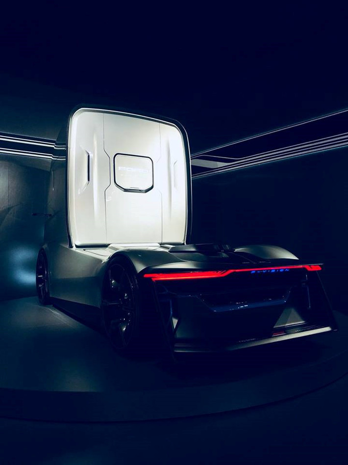 Trang Motor Authority tiết lộ concept xe đầu kéo tương lai này được trang bị khối động cơ điện và hệ thống lái bán tự động mức 4 (Level 4), cho phép xe có thể tự lái trong một số tình huống nhất định.