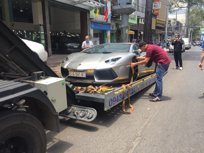 Lamborghini Aventador độ độc nhất Việt Nam lên xe chuyên dụng để đi đăng kiểm và bàn giao cho Chủ tịch Trung Nguyên.