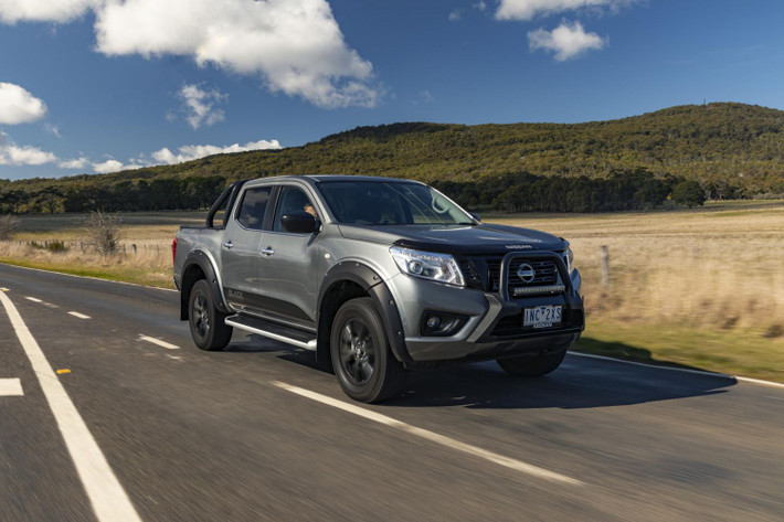 Navara Black Edition được phát triển dựa trên bản ST 4x4 cabin kép.