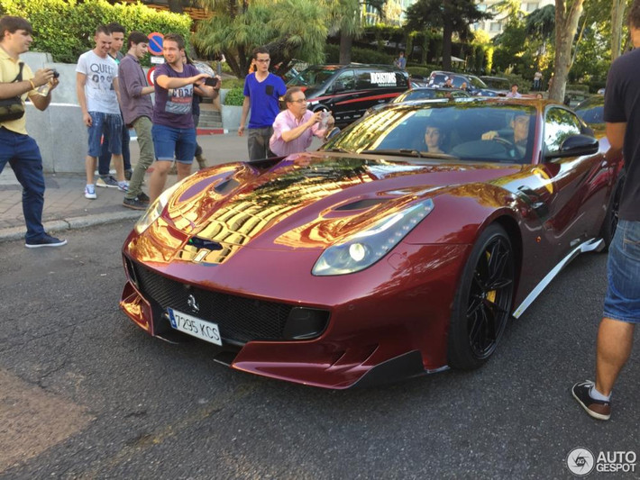 Mới đây nhất, nhiều người đã bắt gặp Cristiano Ronaldo lái siêu xe hàng hiếm Ferrari F12tdf chở theo bạn gái là Georgina Rodriguez trên đường phố Madrid, Tây Ban Nha. Ở mỗi đoạn đường Ronaldo đi qua đều thu hút sự quan tâm đặc biệt của người đi đường.
