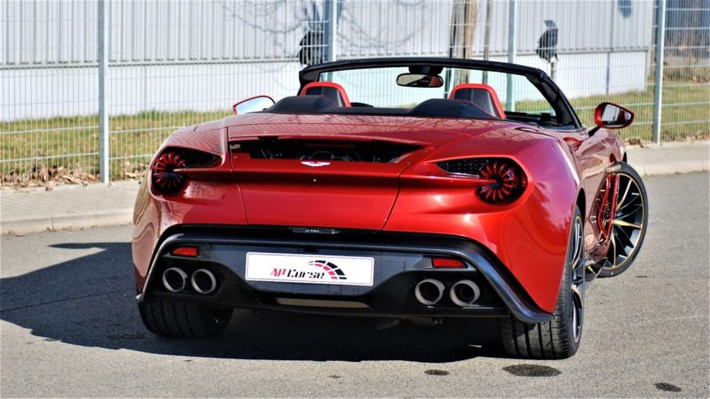 Chiếc Aston Martin Vanquish Zagato Volante màu đỏ Lava được ốp sợi carbon ở nhiều chi tiết từ cản va trước/sau, nẹp lườn bên hông xe sang chảnh.