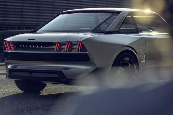 Cung cấp năng lượng cho hệ động lực điện của xe Peugeot e-Legend là khối pin 100 kWh được sản xuất theo quy trình WLTP của châu Âu. Peugeot e-Legend dự kiến sẽ được ra mắt tại Paris Motor Show diễn ra vào tháng sau.