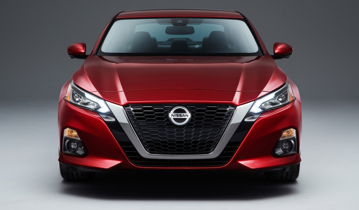 Thiết kế của mẫu xe Nissan Altima mới tượng trưng cho ngôn ngữ thiết kế V-motion của hãng. Do đó, mặt trước của xe gây ấn tượng bằng lưới tản nhiệt chữ V cùng cụm đèn pha ấn tượng.