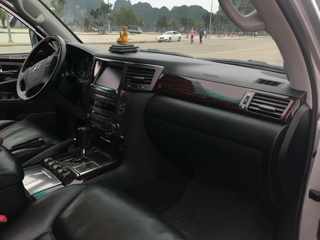 Xe được thương hiệu xe sang Lexus trang bị đầy đủ hệ thống giải trí đến từ màn hình chính 8 inch cùng hai màn hình lớn phục vụ hàng ghế sau, kết hợp CD 6 đĩa và âm thanh Mark Levinson 19 loa cao cấp.