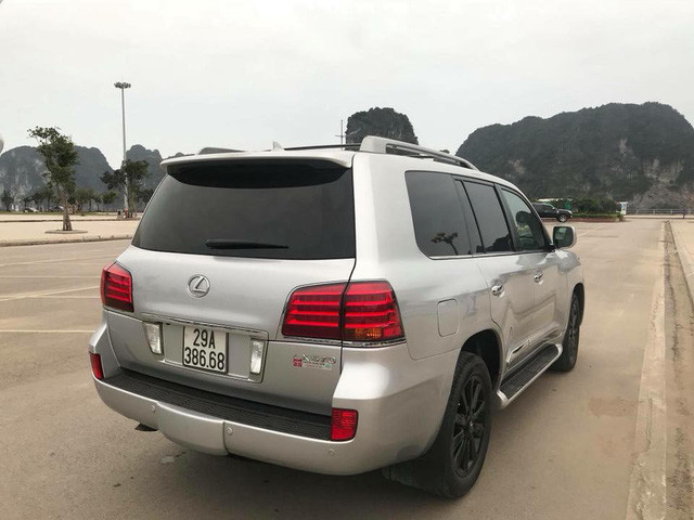 Xe sở hữu ngoại thất màu bạc nguyên bản vẫn tương đối mới và ít bị xây xát.